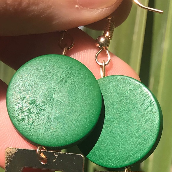 NWT Beautiful Green earrings - Picture 3 of 3